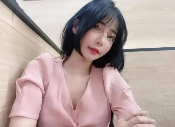 女主播下播忘记关摄像头,男运营直接上嘴亲,榜一大哥天塌了