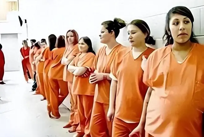 221名女囚漂洋过海,下船时全员怀孕,这批女囚竟生出了一个国家