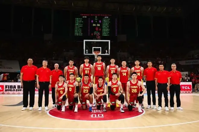 中国男篮主场19分惨败日本男篮，后卫线赵继伟高诗岩表现糟糕，庞峥麟遭到弃用，杨瀚森难过，郭士强赛后主动揽责