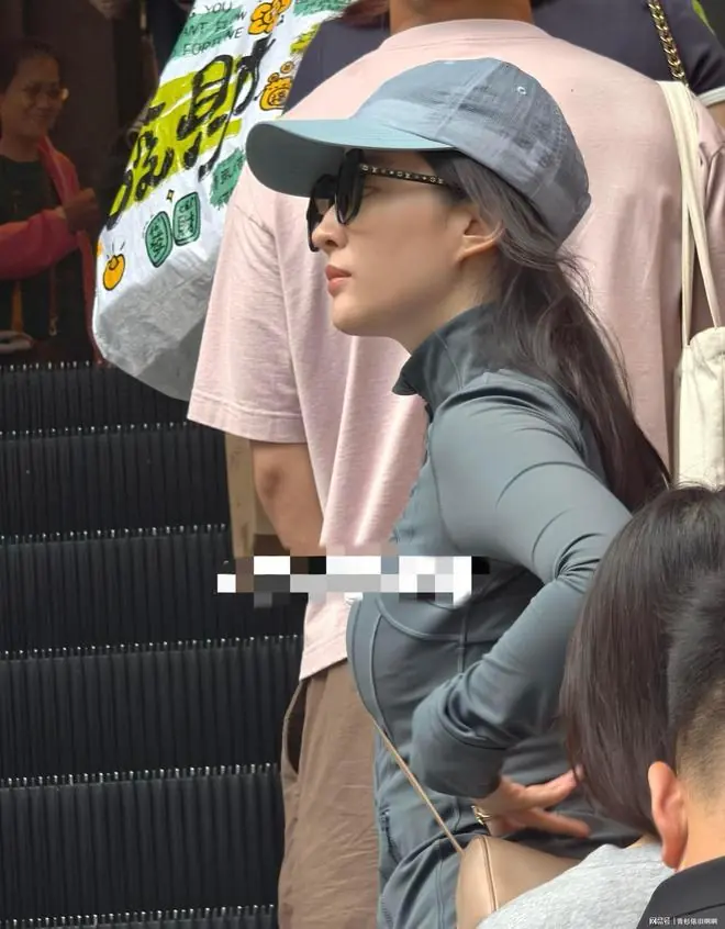 刘亦菲也赶暑期游香港，身穿灰绿色紧身防晒衣，勾勒瘦身后好身材