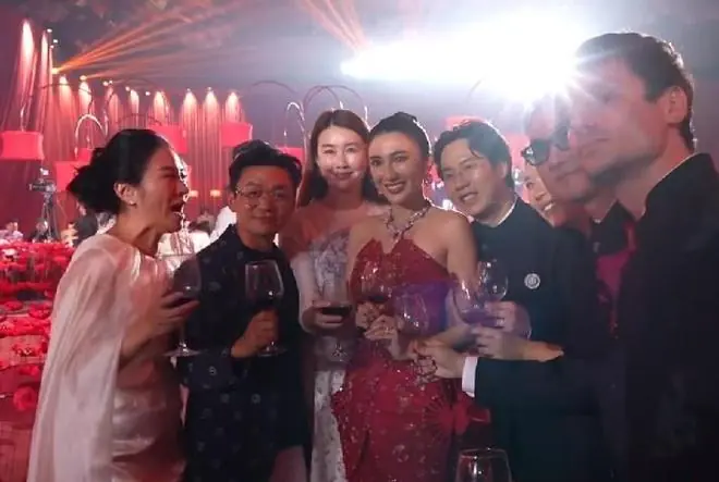 王宝强携冯清亮相婚宴，8年后终于坦然面对镜头