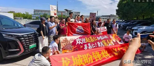 广厦拆家“第一签”:赵嘉仁抵达太原 山西男篮球迷热情接机