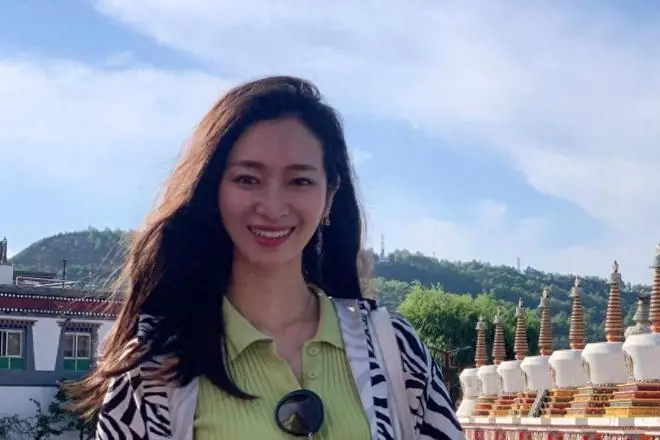 与王治郅离婚10年,如今移居美国成商业女强人,2段婚姻2个儿子