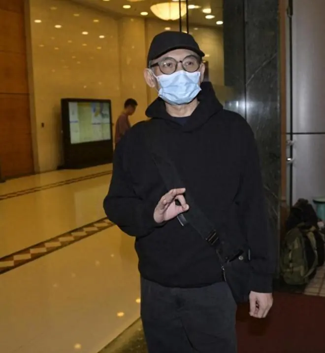 施南生病重前夫徐克探病，一脸疲惫情绪平静，离婚12年仍是好友