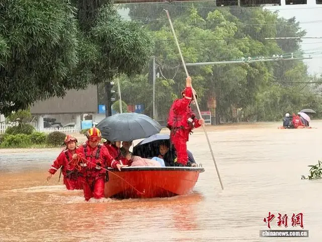 广西局地现特大暴雨，部分区域水深几乎到二楼，有屋顶被大风掀翻！或遭极端降雨