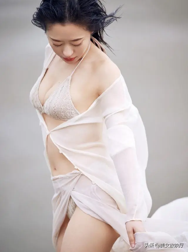 小田樱 水雾朦胧中柔美的身段 日本女神