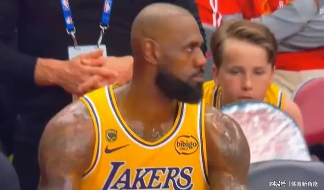 疯了,又一巨星被裁,轰动整个NBA......