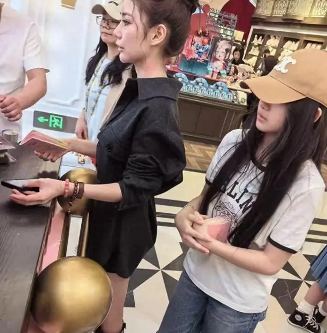 汪希玥被宠成京圈公主,爷爷罕见露面送宠物,被富养的她变化太大
