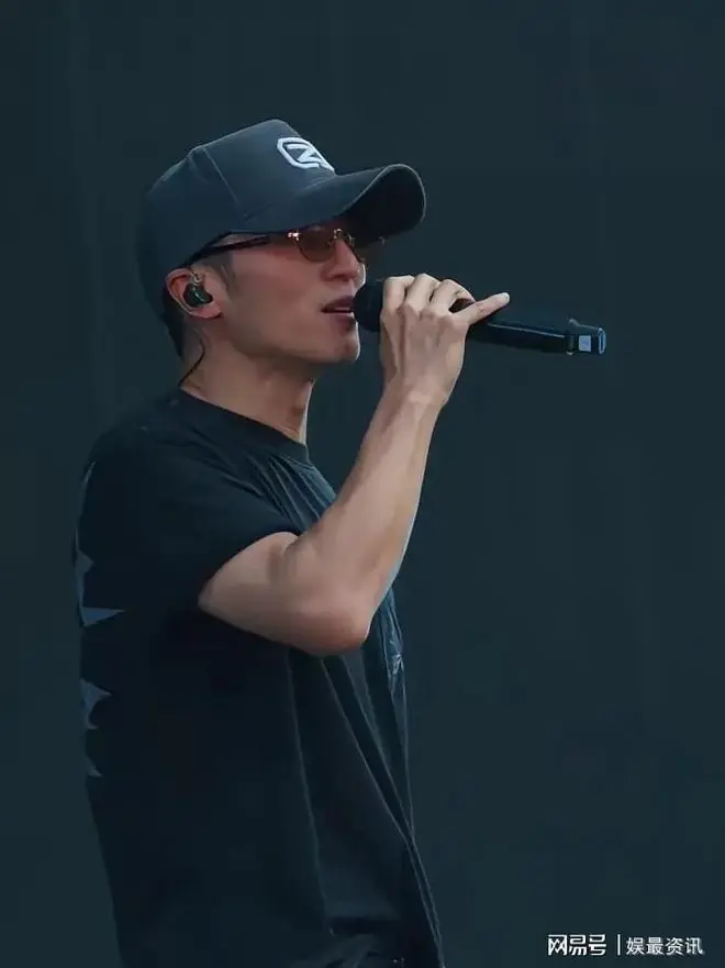 李健喊话谢霆锋：郑州演唱会王菲怎么没有探班？谢霆锋回复超好笑