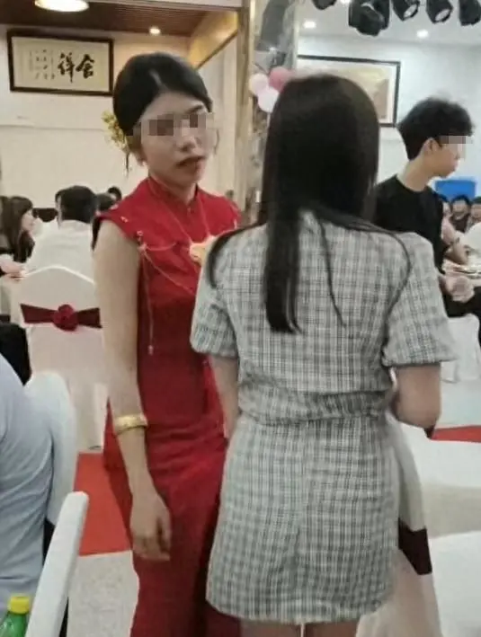 广东新娘和堂姐互撕后续:新娘私下道歉,堂姐曝完整经过,不原谅