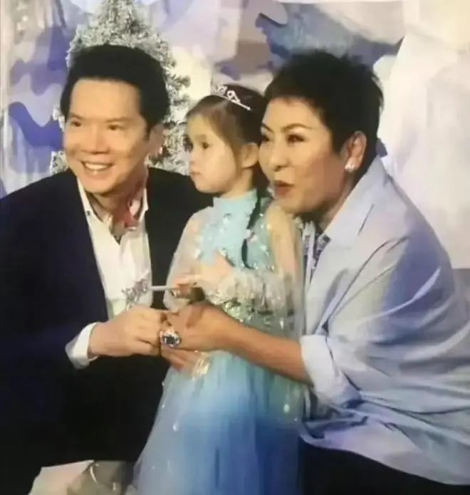 向佐 6 岁女儿长的快!相貌酷似混血儿,全家都为她一个人转
