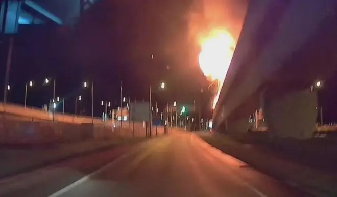 港珠澳大桥深夜突发！一的士爆炸起火，香港警方：无人受伤