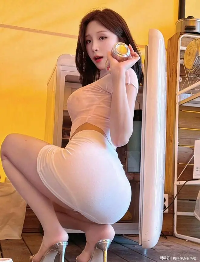 太爱这包臀裙了，蹲下侧身的每一个角度，线条都流畅圆润