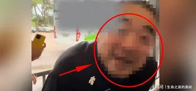 辱骂游客的北京导游彻底社死！“底裤”被扒，正脸流出，评论炸了
