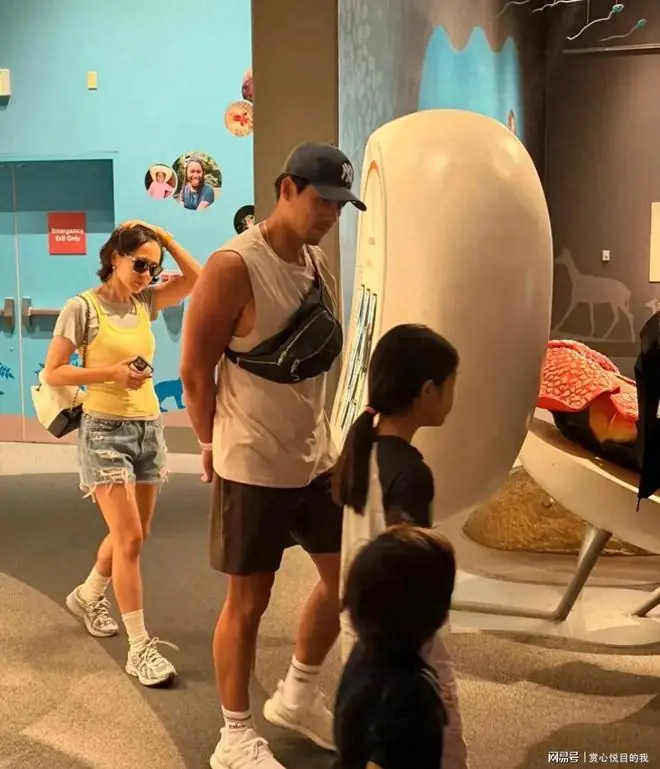 玄彬孙艺珍带儿子逛科技馆，他穿无袖太显壮，把孙艺珍站显得好小