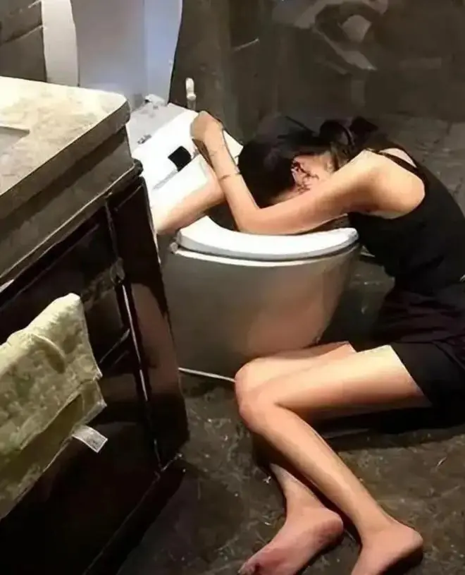 男子在KTV喝酒,看陪酒女漂亮,心生色胆,强行将她拽到厕所发生了关系!