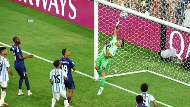 3-2险胜背后的隐忧：阿根廷靠经验晋级，控场软肋已显现