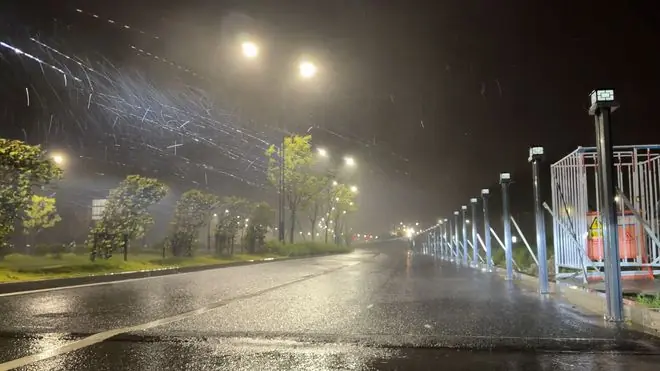 台风“巴威”登陆浙江后减弱,气象科普博主实地追风:风雨低于预期,北方远距离暴雨仍需警惕