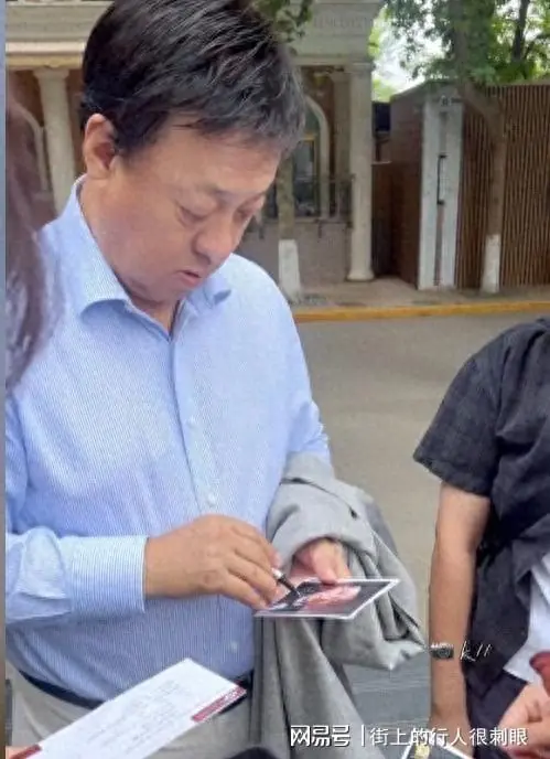 66岁吕继宏现状：单身生活，北京豪宅内红酒雪茄相伴