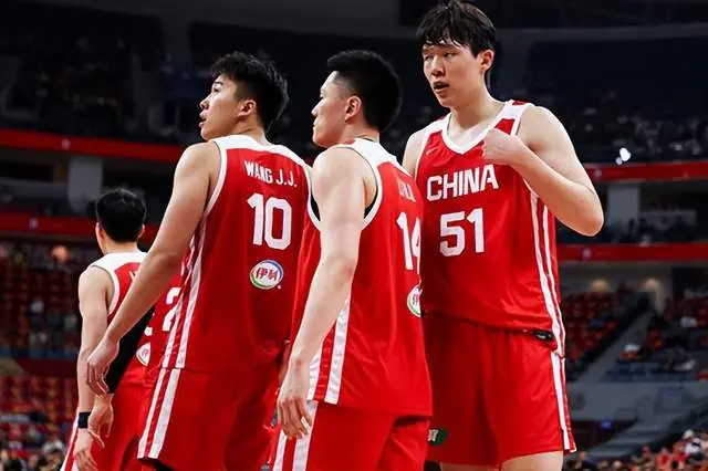 半场落后10分!中国男篮打得太乱,杨瀚森仅5分,想赢日本有点难