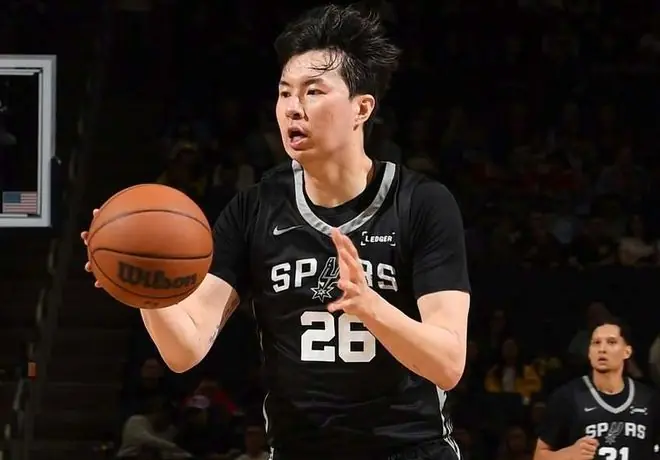 NBA夏联:勇士金队29分大胜马刺 韩国李贤重11分11号秀11+8