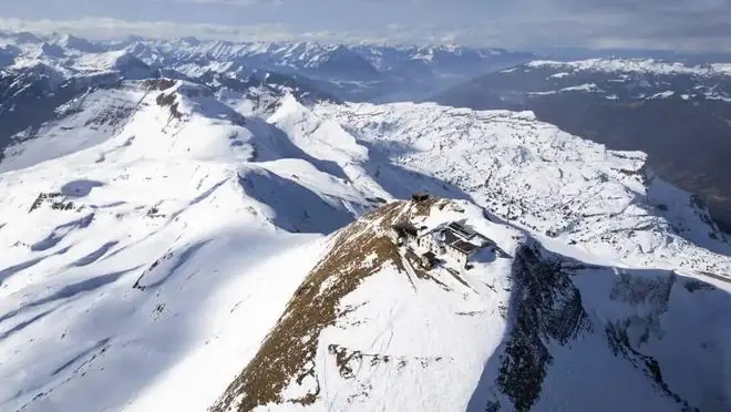 情侣在瑞士雪山顶“撒欢”，就这么被全世界直播了···