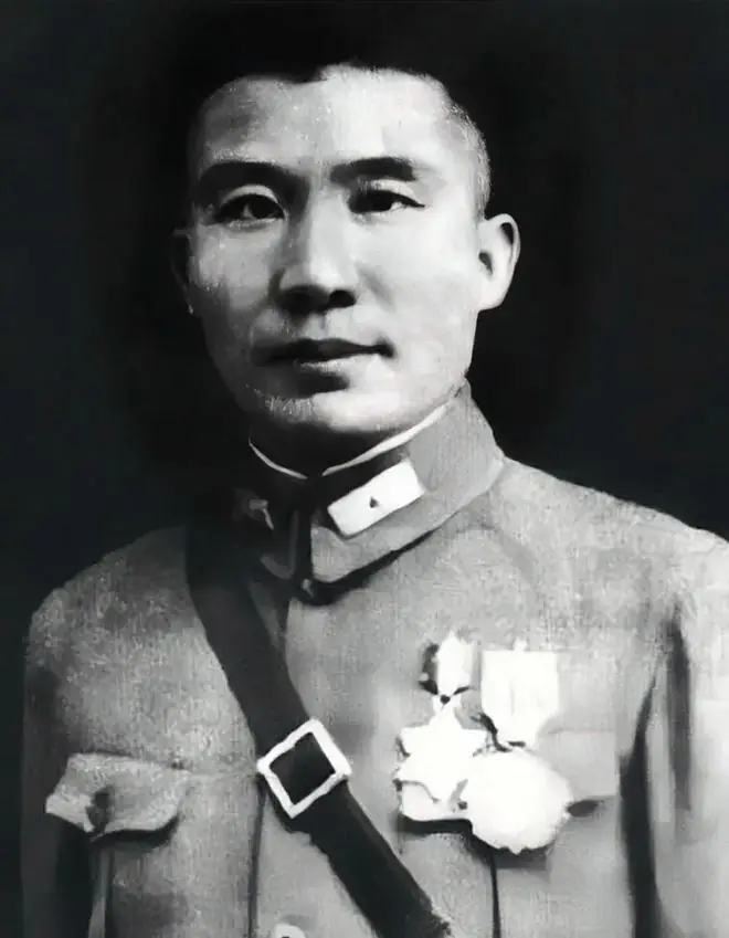 1945年,国民党三个王牌师合力围歼日军一个联队,美式冲锋枪和机关炮火力全开。可等到最后打扫战场时,所有人都陷入了沉默