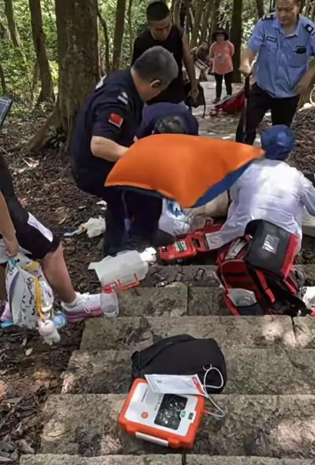 登山男子自认体能过硬,酷暑执意爬山,梧桐山不幸中暑殒命!