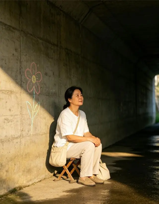 女人蜗居桥洞,有吃有喝不肯打工不愿返乡,被多名男子轮流照料