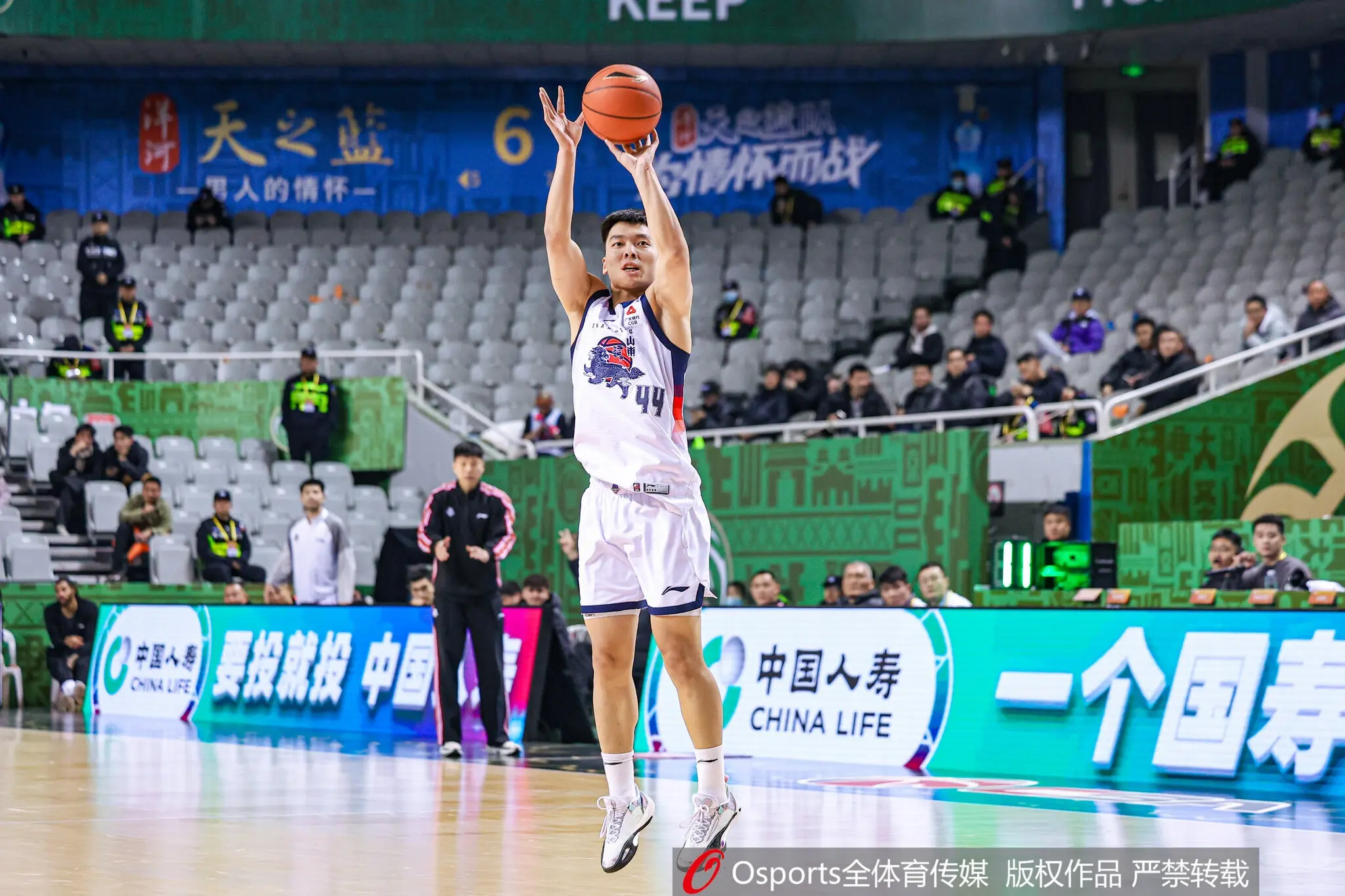 直播吧：山东男篮已经与后卫陈培东完成两年C合同续约