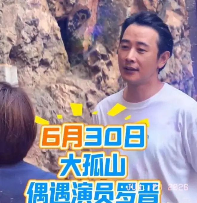 罗晋大孤山被偶遇,穿白T恤打扮低调,留着中分短发越来越帅气了