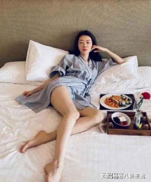 46岁熊黛林太风骚！秀美腿性感撩人，浴袍开叉到大腿根侧躺床上