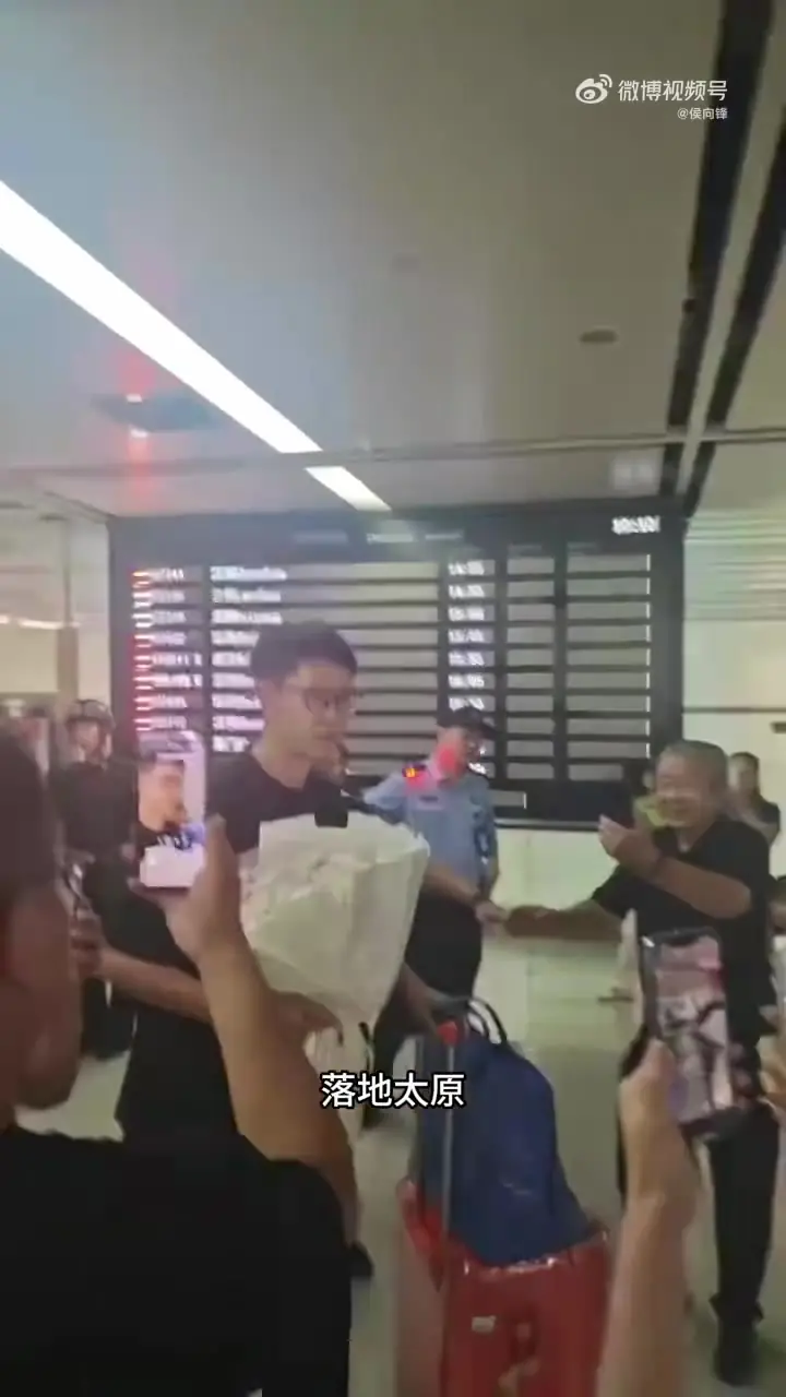 赵嘉仁抵达太原 山西男篮球迷热情接机!