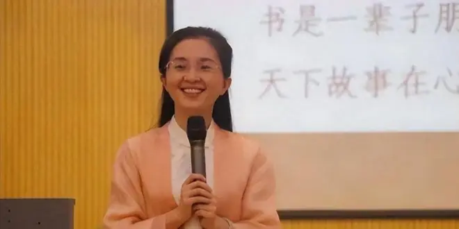 “最美校长胡红梅”堕落史:凭美貌走上巅峰,但一夜之间人设崩塌