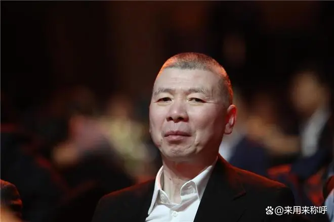 冯小刚这下老实了,坐头等舱脑袋全是斑块,养女徐朵脸肿原因曝光