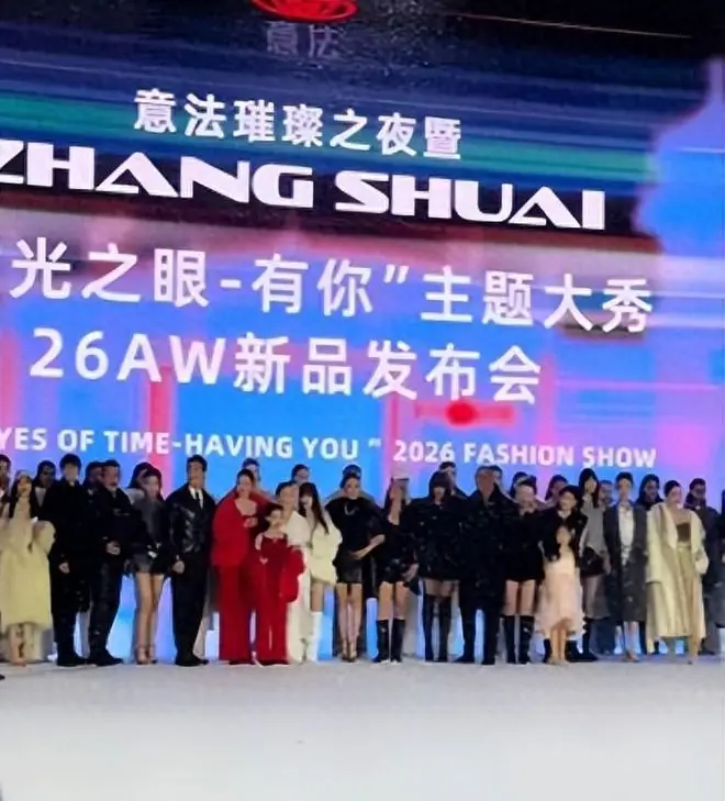 北京大秀，赵子琪小女儿晕倒、大女儿一脸冷漠，李小璐翻baby白眼