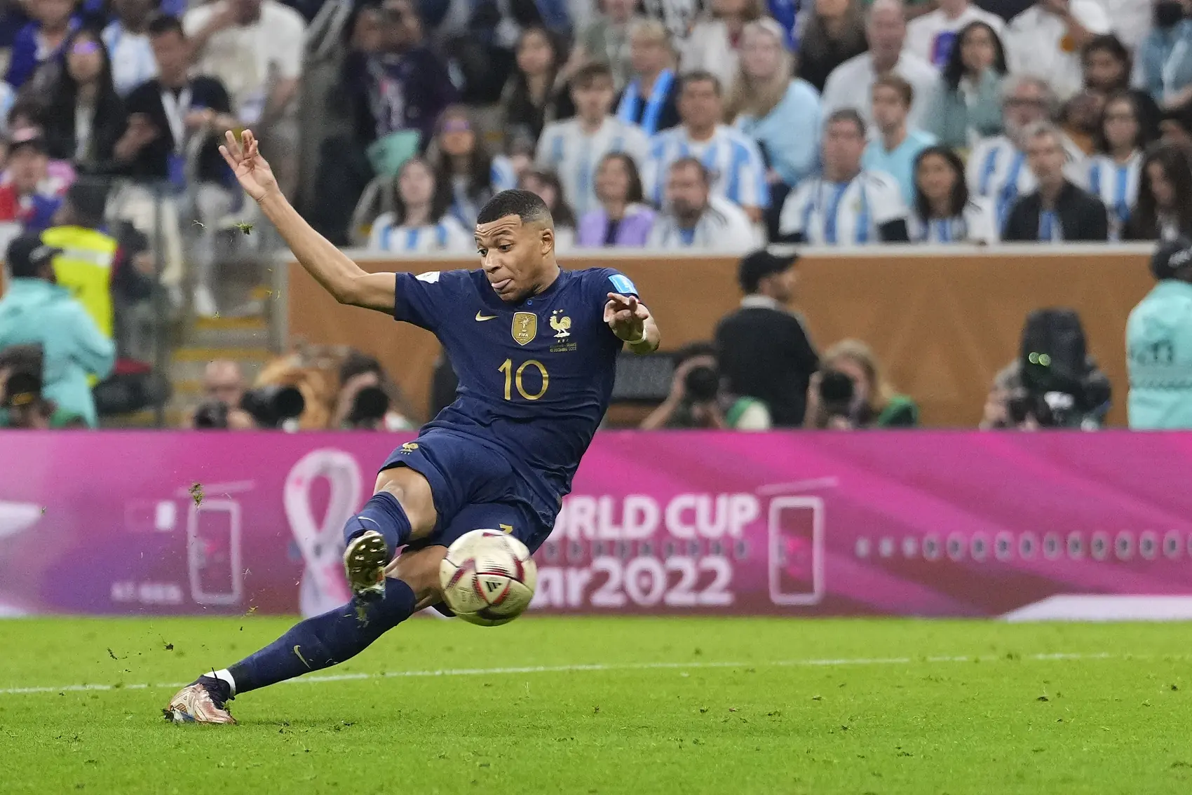 迪萨西回忆2022世界杯:姆巴佩最强,凯恩最难对付,登贝莱最搞笑