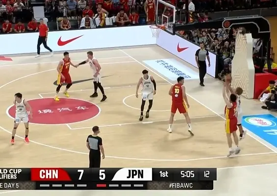 微波炉！李弘权刚被换上场 底角三分机会坚决出手命中！