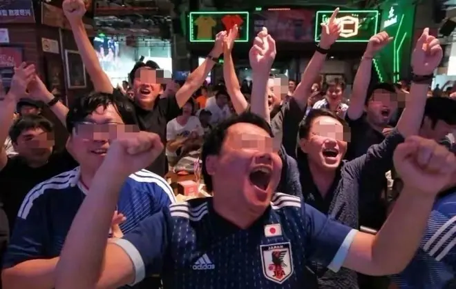 中国球迷穿日本队球衣为日本欢呼，球迷会组织者：不在乎大家谴责