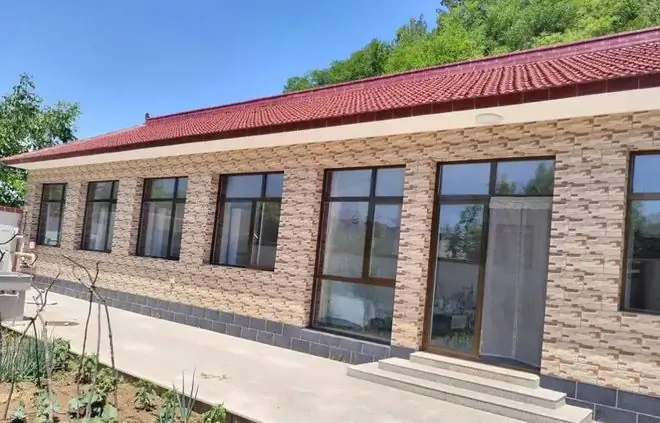 老规矩:红事不请不到,礼到人不到。白事不请自到,礼到人不收
