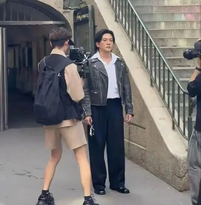 苏有朋现身巴黎，这直接堪称换脸啊，走在街上都不敢认了！