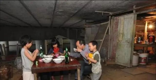 嘉兴桥洞下夫妻蜗居10年生4子与鼠为伴,十年后光亮曝光