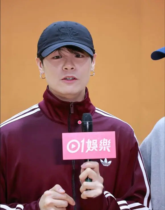 TVB小生回应乐小姐生日会偷礼物事件!称在场人都知道!网友涌入涉事者社交网